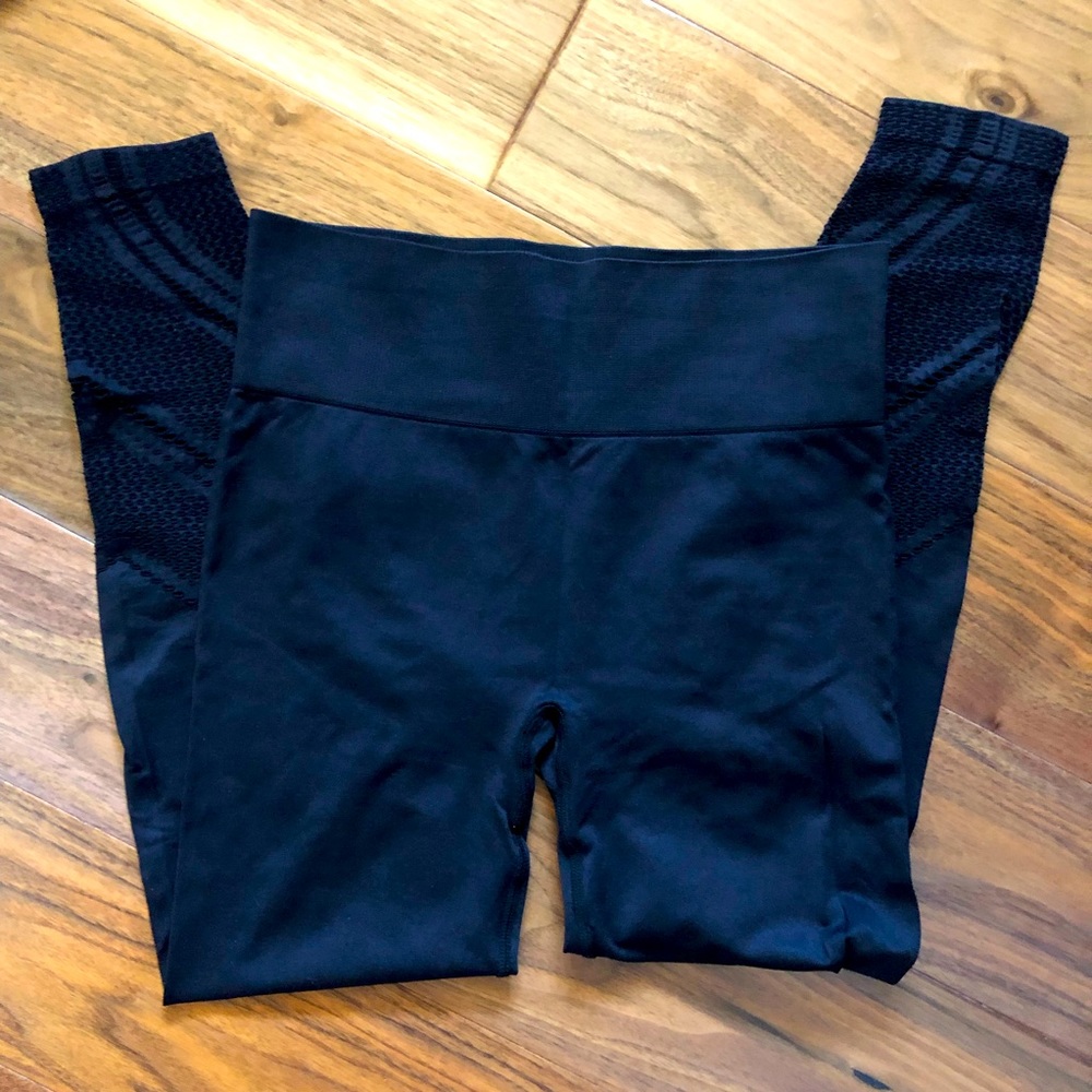 Stylish Yoga Leggings with Cutout Pattern